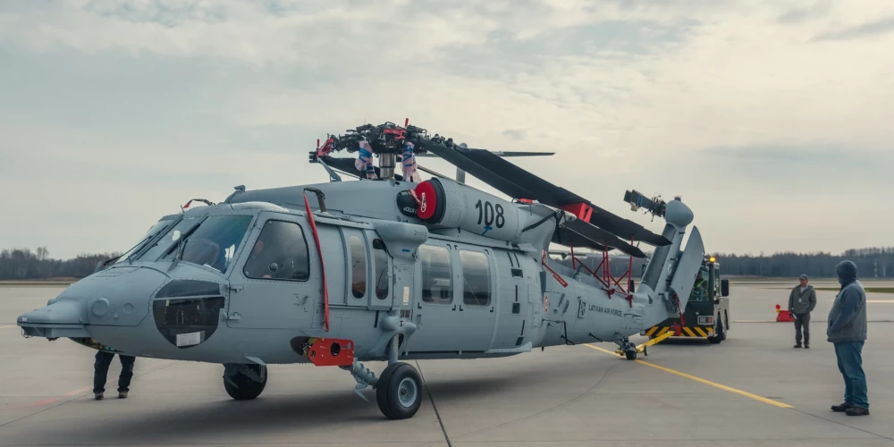 Šis ir jau trešais "Black Hawk" helikopters, ko saņēmusi Latvijas armija.