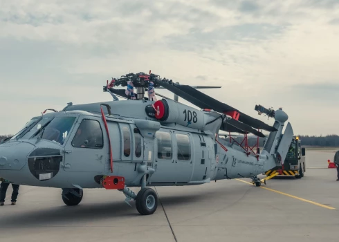 Šis ir jau trešais "Black Hawk" helikopters, ko saņēmusi Latvijas armija.