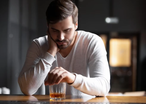 Kāpēc Vēži lieto alkoholu? Lai tiktu galā ar smagiem pārdzīvojumiem vai apslāpētu emocionālās sāpes. 