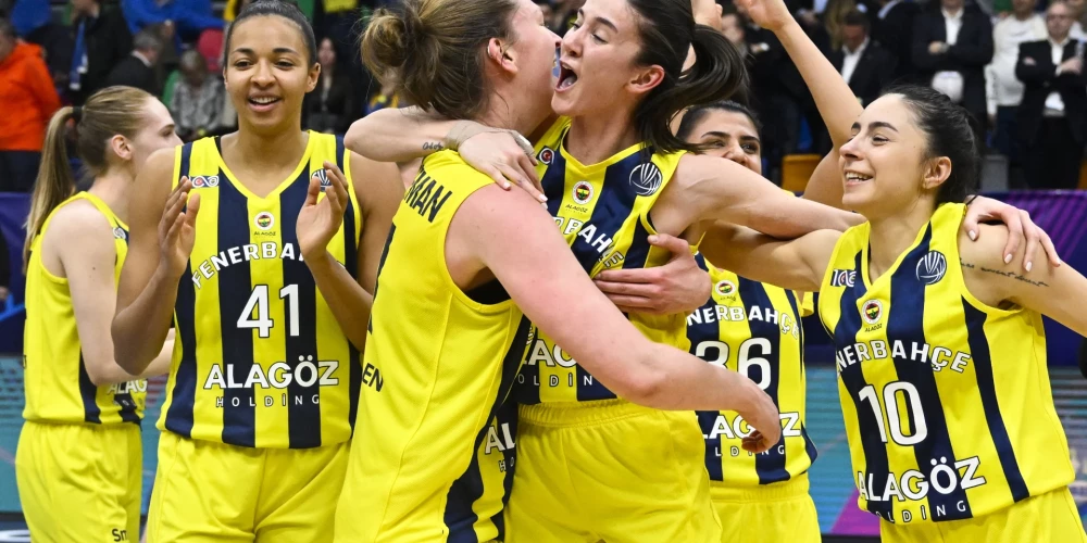 "Fenerbahce" basketbolistes līksmo pēc panākuma. 