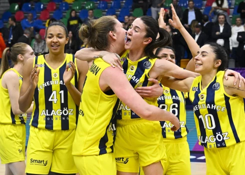 "Fenerbahce" basketbolistes līksmo pēc panākuma. 