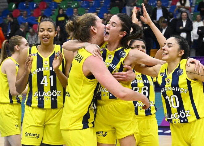 Stambulas "Fenerbahce" basketbolistes ar graujošu uzvaru triumfē FIBA Eirolīgā