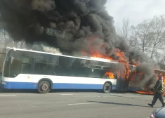 Охваченный пламенем автобус