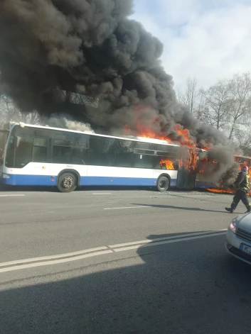 Охваченный пламенем автобус