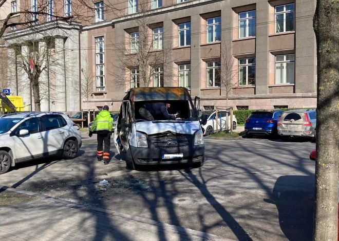 FOTO: naktī uz svētdienu netālu no Tieslietu ministrijas sadedzis auto