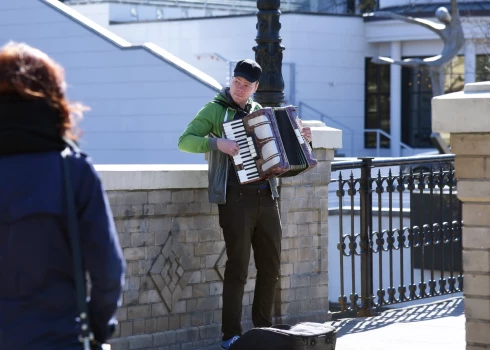Полиция: поющие на русском языке уличные музыканты закон не нарушают