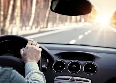 Отвлекаются от дорожного движения чаще всего молодые автоводители в возрасте от 18 до 24 лет (65%).