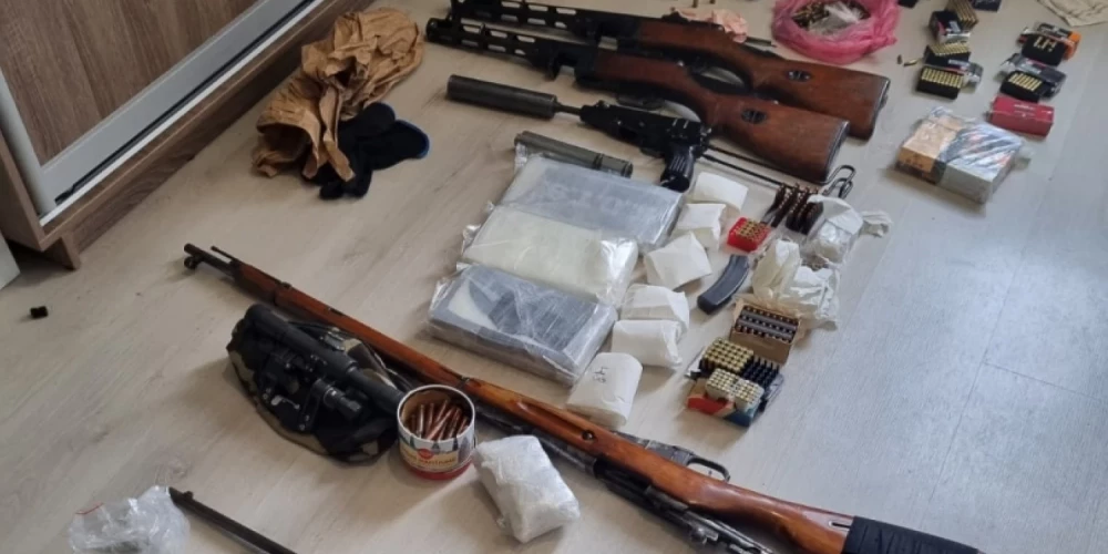 В Риге задержаны наркоторговцы: изъято оружие и 3,5 кг кокаина