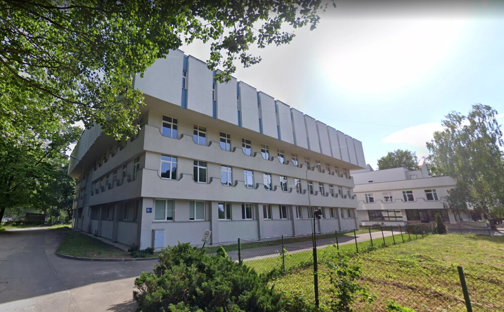 Skolā Rīgā jaunietis ar nazi sadur audzēkni – cietušais slimnīcā, dūrējs turpina iet uz skolu