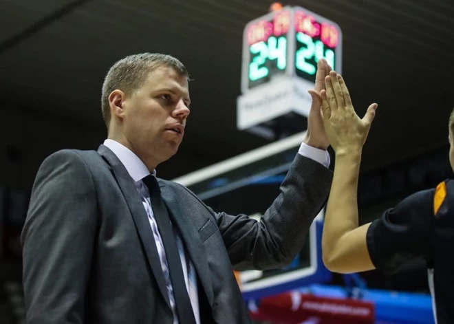 Skandālos iepītā basketbola trenera Steļmaha sertifikāts joprojām spēkā; nav bijis aicinājuma to pārskatīt