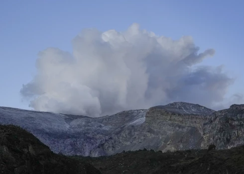 Kolumbijā “mostas” draudīgs vulkāns; iedzīvotāji nesteidzas evakuēties