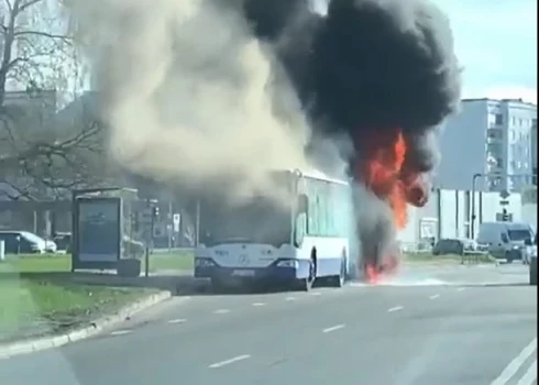 "Всего было три взрыва": свидетели рассказывают, как загорелся автобус Rīgas satiksme