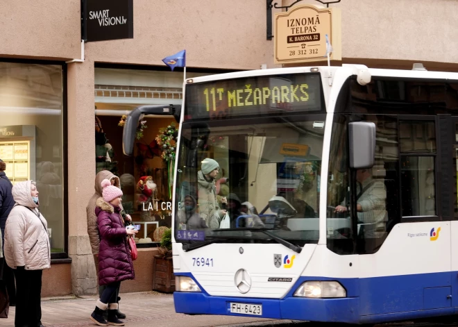 No maija Rīgā vēl 11 sabiedriskā transporta maršrutos iekāpšana būs tikai pa priekšējām durvīm