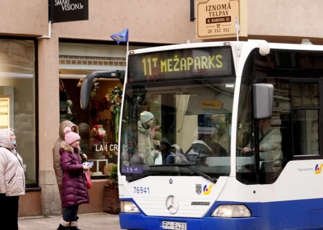 Борьба с "зайцами" продолжается: еще на 11 маршрутах рижского транспорта вход будет через передние двери