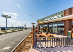 Новый ресторан McDonald's находится на улице Юглас, 95A в Риге, недалеко от IKEA. 