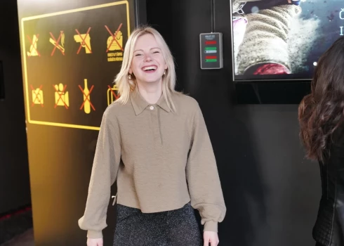 VIDEO: Elīna Bojarkina stāsta par savu pirmo reizi kailskatu ainā