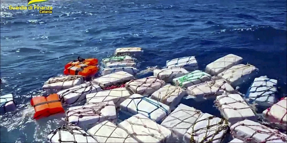 Itālijā policija no jūras “izzvejo” 70 narkotiku iepakojumus