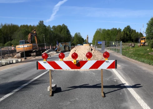 Ceļa posmā no Sēnītes līdz Siguldai atsākti būvdarbi; satiksmi pārslēgs uz pārbūvēto brauktuvi 