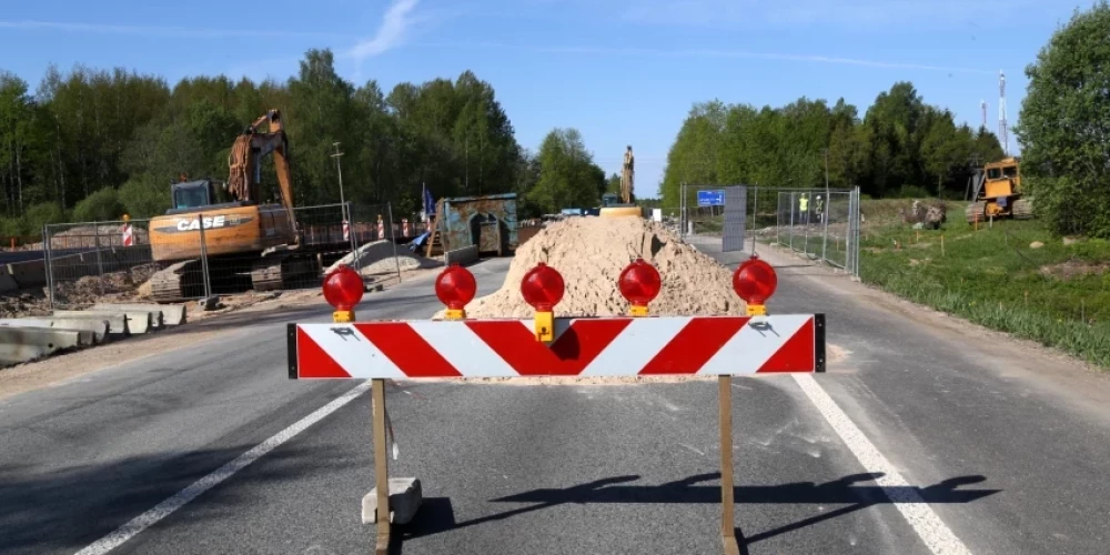 На строительство и содержание дорог в бюджете выделено 340 млн евро. (Фото: LETA)