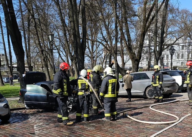 Trešdien, 19. aprīlī, Rīgā stāvlaukumā pie Latvijas Bankas un netālu no Prezidenta pils nodega auto. 