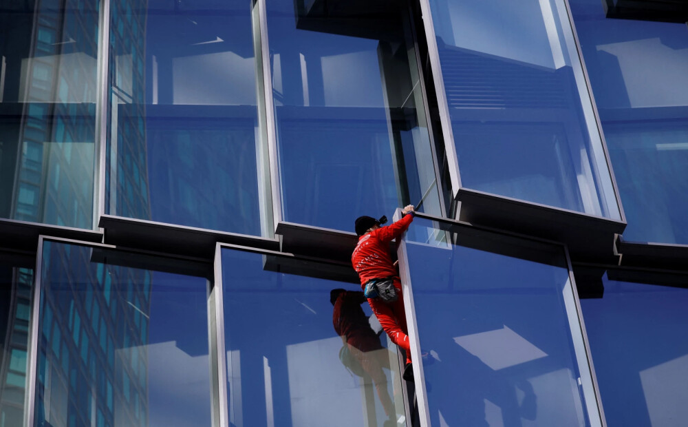 Franču Zirnekļcilvēks, protestējot pret pensiju reformu, uzrāpjas stikla debesskrāpī