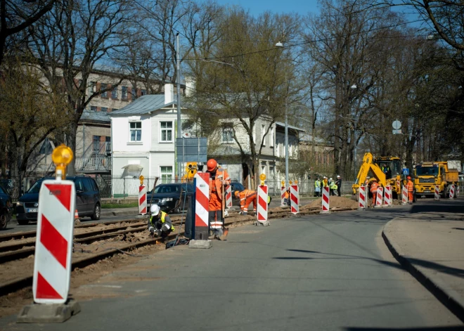 Līdz ar 5.tramvaja maršruta sliedēm mainīs arī komunikācijas, kas paildzinās darbus