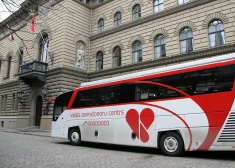 Specializētais Valsts asinsdonoru centra autobuss pie Saeimas ēkas.