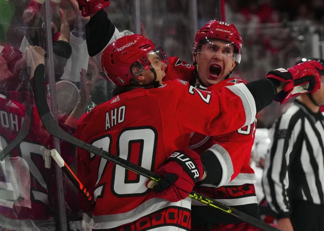 "Oilers" panāk sērijā izlīdzinājumu; pie otrā panākuma tiek vienīgi "Hurricanes"