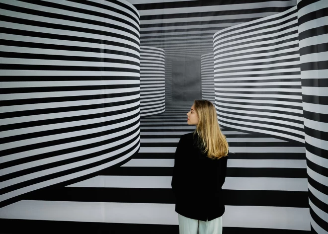 ФОТО: открыта первая селфи-стена в Риге с 19-ю различными фонами