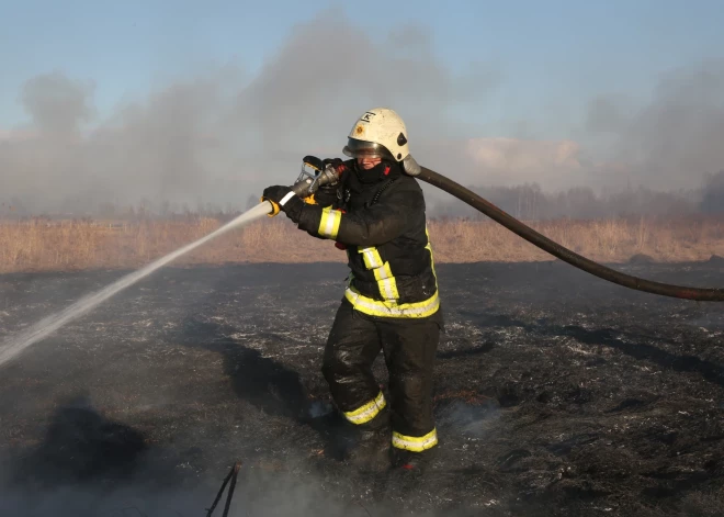 Trešdien dzēsti 24 kūlas ugunsgrēki