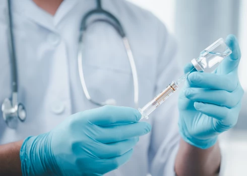 Veselības eksperti bažīgi par uzticības mazināšanos vakcīnām