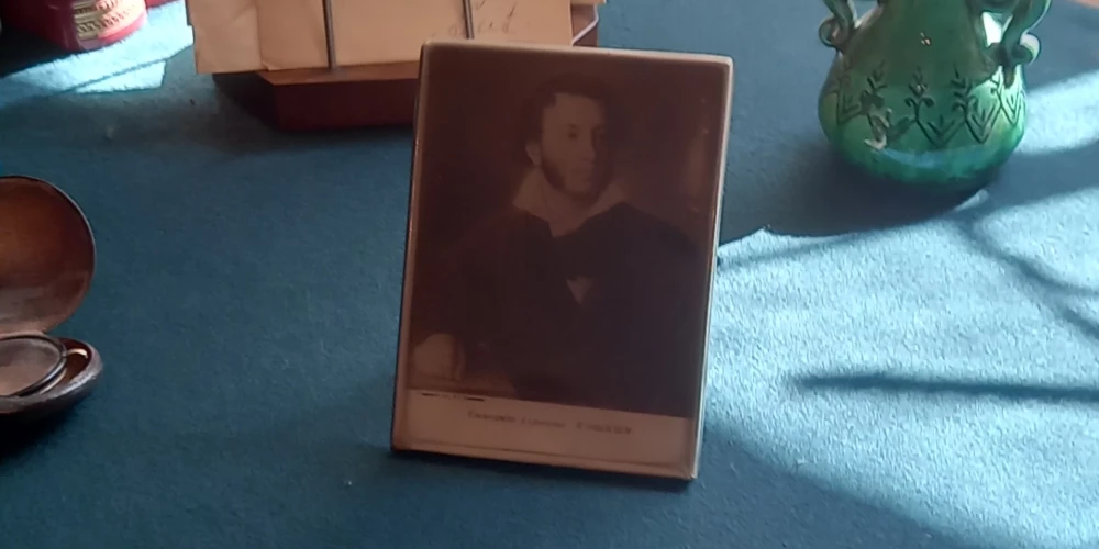 В музее Александра Чака в Риге на столе поэта обнаружен портрет... Пушкина