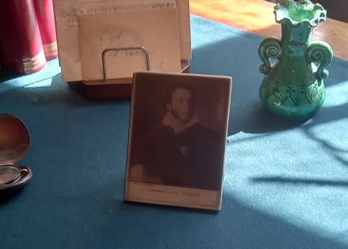 В музее Александра Чака в Риге на столе поэта обнаружен портрет... Пушкина