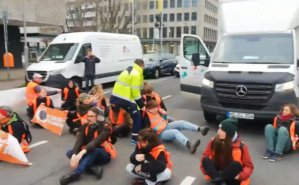 VIDEO: izbrauc cauri ar motociklu, aizvelk kā maisus: Berlīnē iedzīvotāji izgaiņā “zaļo” protestu