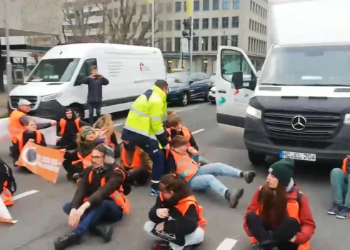 VIDEO: izbrauc cauri ar motociklu, aizvelk kā maisus: Berlīnē iedzīvotāji izgaiņā “zaļo” protestu