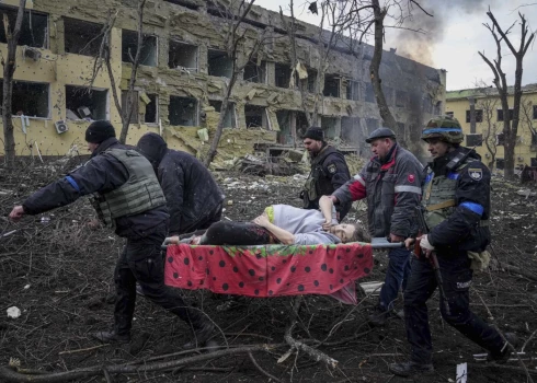 Фотография была сделана вскоре после обстрела российскими войсками больницы и роддома 9 марта 2022 года. (Фото: AP/Scanpix)