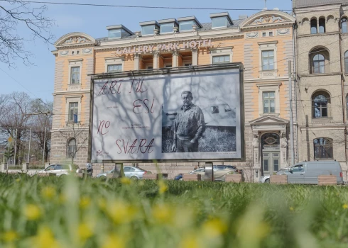 Lai akcentētu Latvijas cilvēku dažādību un nozīmi, pilsētvides sveiciena plakātos izmantoti starptautiski atzītās fotogrāfes Intas Rukas veidotie melnbaltie cilvēku portreti.