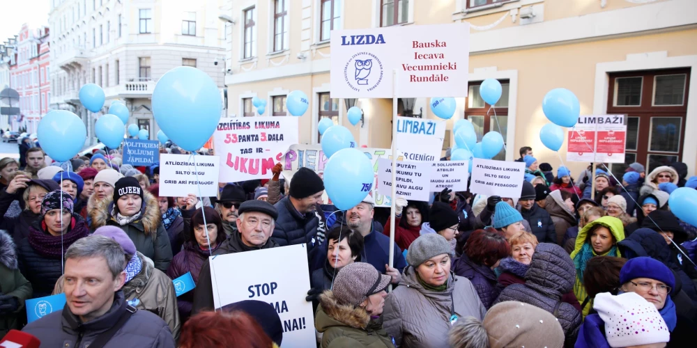 Пикет Латвийского профсоюза работников образования и науки 1 сентября 2019 года.