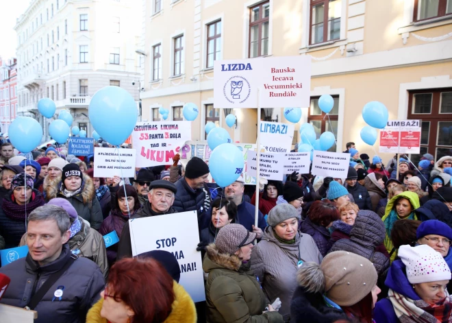 К протестному шествию учителей в понедельник могут присоединиться до 1000 медиков