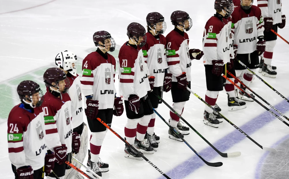 Latviske U-18-hockeyspillere starter verdensmesterskapet med et nederlag mot USA