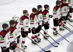 Latvijas U-18 hokejisti pasaules čempionātu sāk ar sakāvi pret ASV