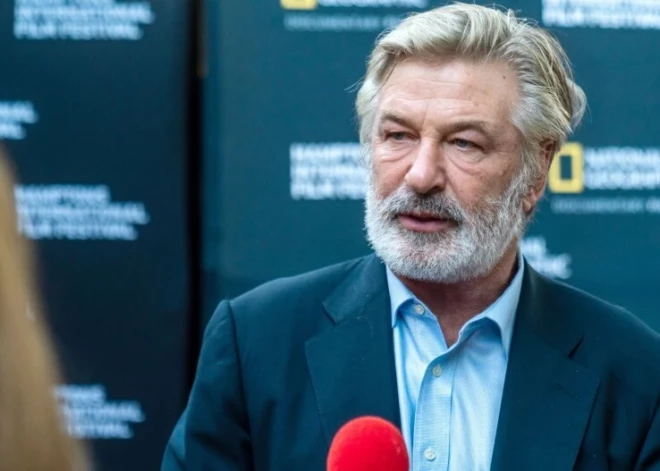 Алек Болдуин возобновляет работу над фильмом "Ржавчина", где он застрелил оператора Галину Хатчинс