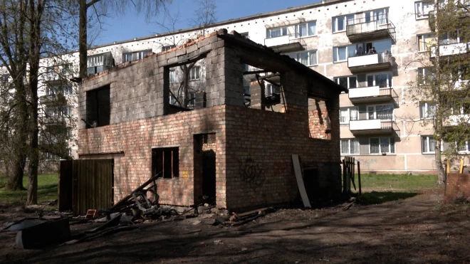 Бездомные поселились в доме, расположенном во дворе среди многоэтажек в Пурвциемсе. (Фото: скриншот видео TV3)