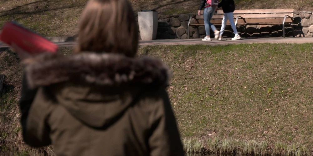 Женщина стала свидетельницей жестокой драки школьников средь бела дня в самом центре Валмиеры. (Фото: скриншот видео TV3)