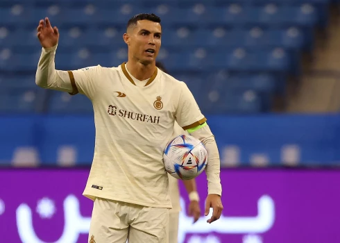 "Nassr" uzbrucējs Krištianu Ronaldu žestikulē Saūda Arābijas Pro līgas futbola spēles starp "Al-Hilal" un "Al-Nassr" laikā.