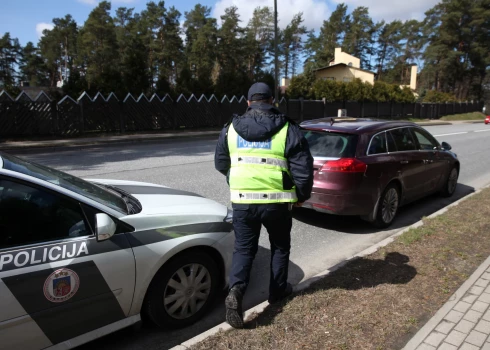 Valsts policijas ekipāža kontrolē atļautā braukšanas ātruma ievērošanu pie Baltezera ātruma kontroles maratona laikā.