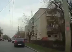 VIDEO: ķildas laikā Krievijā pa logu izmet televizoru un trāpa garāmgājējai