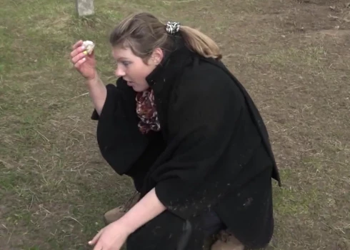 VIDEO: šovu zvaigzne Magone veic savdabīgu rituālu - met kūleņus un sit sev pa galvu ar akmeni