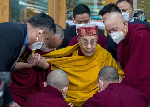 Ažiotāža ap Dalailamu atsāk strīdus par Tibetas vergiem