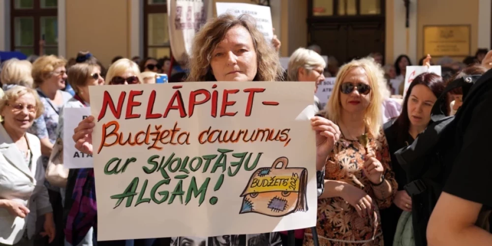 Латвийский профсоюз работников образования и науки ранее заявил, что забастовку не отменит.